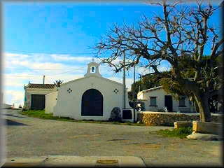 Die Kapelle von Sa Farola befindet sich hinter dem Leuchtturm an der Hafeneinfahrt von Ciudadela, auf der anderen Seite des Castell de Sant Nicolau und auf dem Küstenweg nach Calan Blanes und Los Delfines.