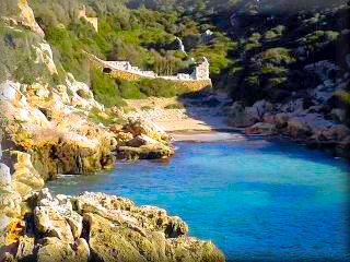 Der Strand von Binidalí ist klein, aber sehr gemütlich und durch den barranco gut geschützt. Neben ihm befindet sich eine prähistorische Höhle, die von FKK-Anhängern besucht wird.