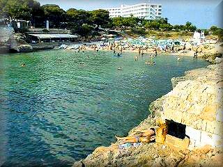 Cala Blanca ist ein Strand mittlerer Größe mit einem großen Waldgebiet, einem großen Hotel und vor allem Villen und Apartments sowie nautischen Angeboten und Tauchmöglichkeiten.