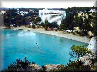 Cala Galdana verfügt über ein ausgezeichnetes Hotelangebot, wie das Hotel Cala Galdana, das Hotel Audax, das Sol Elite Gavilanes und das Aparthotel Floramar.
