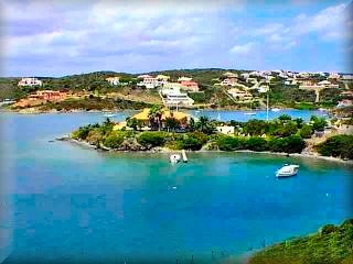 Cala Llonga ist die größte der Neubausiedlungen von Mahón und sicherlich von Menorca, mit den größten und luxuriösesten Häusern und Chalets der Insel