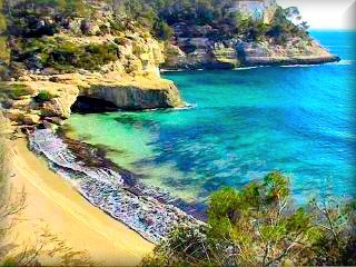 Cala Mitjana, im Gebiet von Cala Galdana und auf dem Weg nach Cala Trebaluger, sind eine Gruppe von traumhaften, unberührten Stränden, die Wahrzeichen von Menorca.