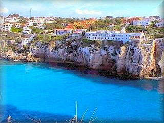 Die Urbanisation Cala en Porter ist vollständig auf einer Seite der Klippe erbaut und ist eines der größten Tourismusgebiete auf Menorca.