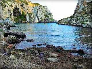 Cales Coves ist berühmt dafür, eine Bastion des Naturismus, FKK und Hippielebens auf Menorca zu sein. Die vielen Höhlen wurden von Menschen aus ganz Europa bewohnt, die nackt in der gesamten Bucht und auf den Yachten lebten.