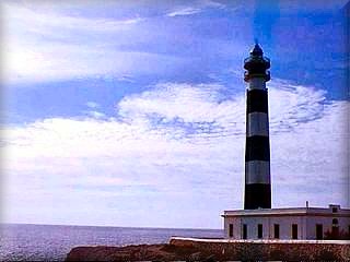 Der Leuchtturm am Kap Artrutx in Ciudadela de Menorca markiert die Grenze zwischen der Ostküste und der Südküste.