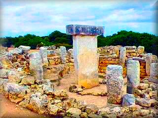 Auf dem Weg von Cala en Porter nach Alaior befindet sich die unglaubliche talaiotische Siedlung Torralba d'en Salort, eine prähistorische Siedlung mit einer der spektakulärsten taulas, ein Freilichtmuseum.