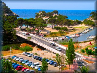 Gesamtansicht der Brücke von Cala Galdana, des Strandes und des Wassersportbereichs am Fluss von Cala Galdana