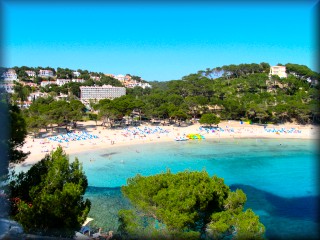 Der Strand von Cala Galdana in seiner ganzen sommerlichen Pracht, der den Touristen Freude bereitet
