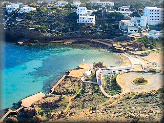 The residential development of Cala Morell and its small beach clearly display the two geological eras of Menorca
