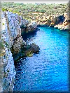 Cala Rafaelt, mejor calita Rafaelet es una minuscula calita por detras de la urbanizacion de S`Algar las vsistas del acantilado de Rafaelet son espectaculares